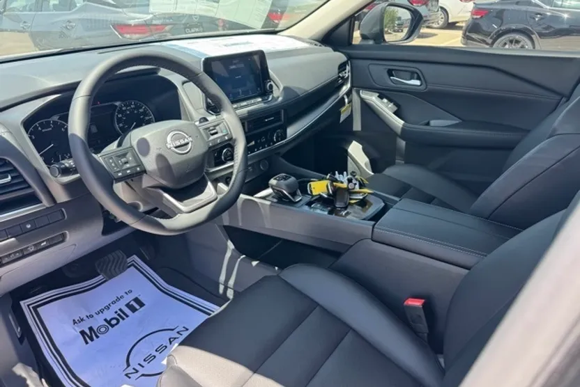 2026 Nissan Rogue SV photo 1
