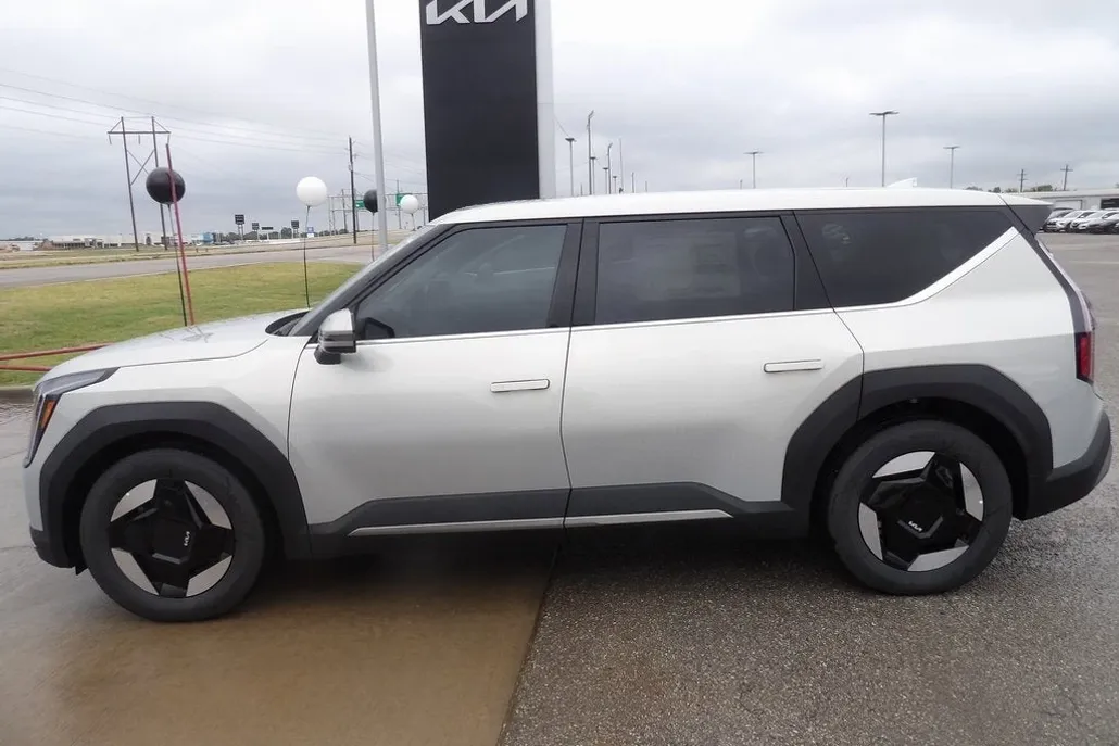 2026 Kia EV9 Light Long Range photo 1