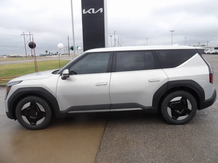 2026 Kia EV9 Light Long Range photo 1