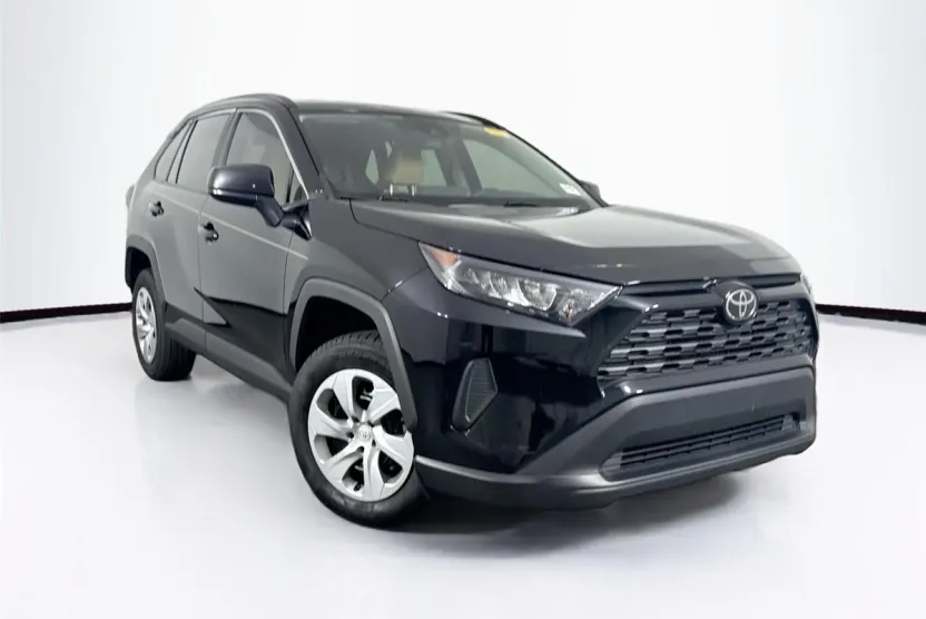 2020 Toyota RAV4 LE photo 1