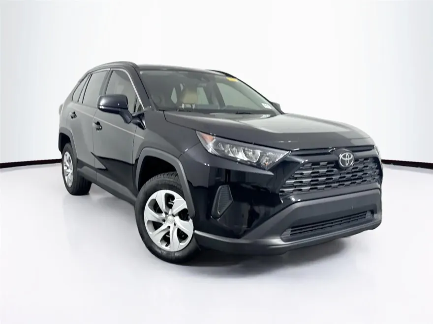2020 Toyota RAV4 LE photo 1