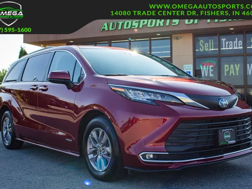 2021 Toyota Sienna XLE photo 1