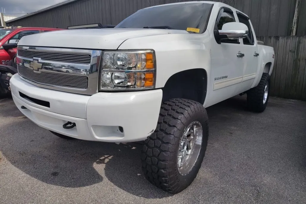 2010 Chevrolet Silverado LT photo 1