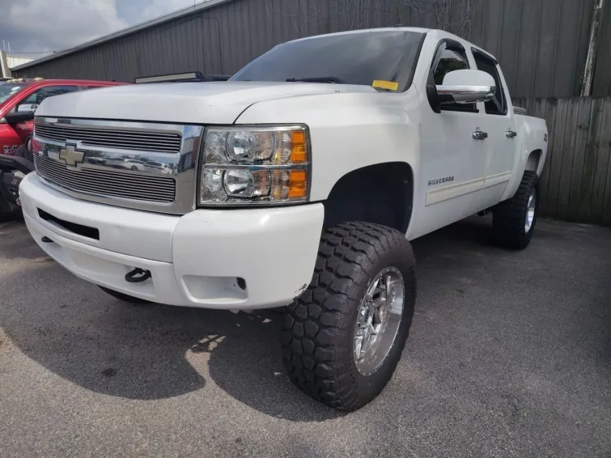 2010 Chevrolet Silverado LT photo 1