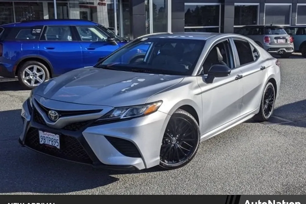 2020 Toyota Camry SE photo 1