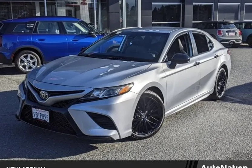 2020 Toyota Camry SE photo 1