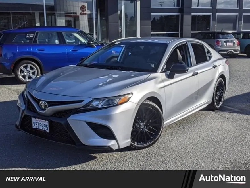 2020 Toyota Camry SE photo 1