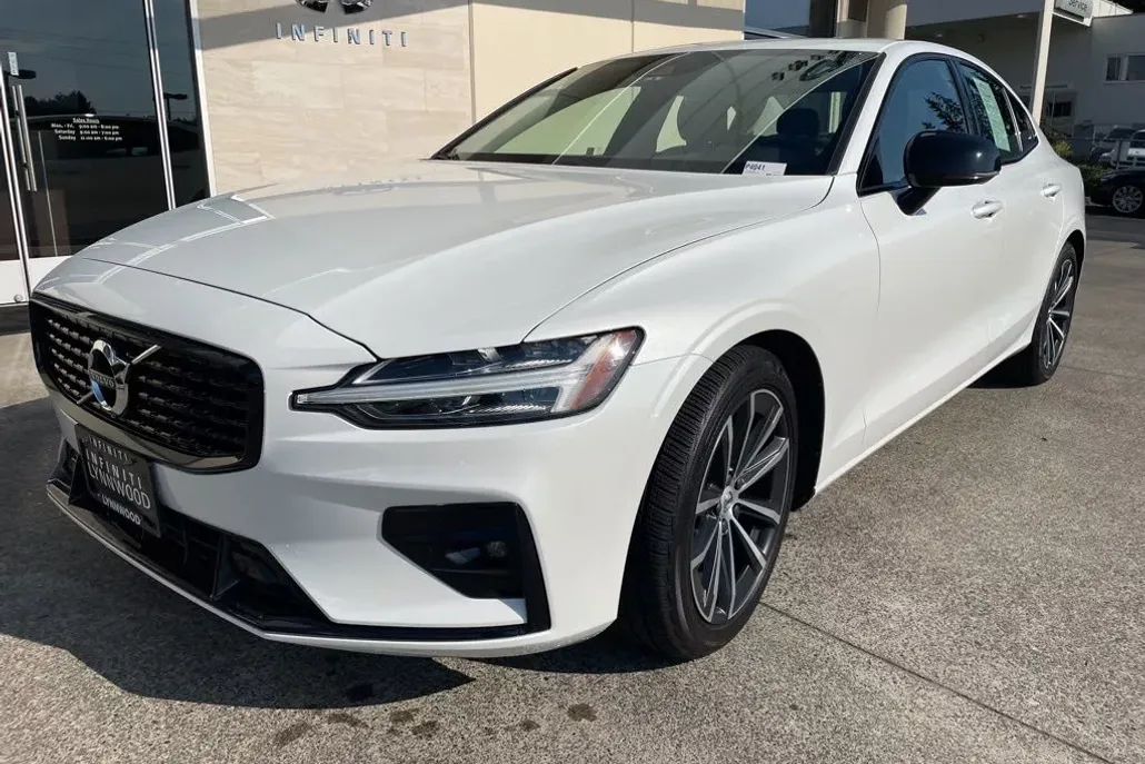 2021 Volvo S60 T5 Momentum photo 1