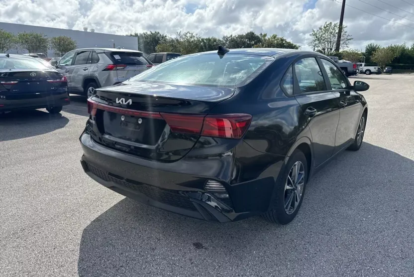 2024 Kia Forte LXS photo 1