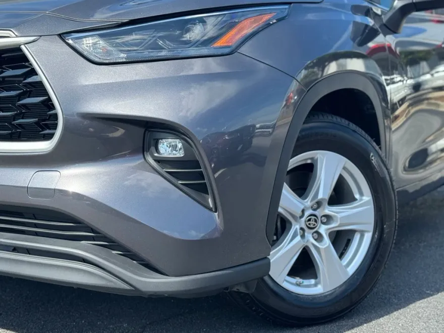 2023 Toyota Highlander L photo 1