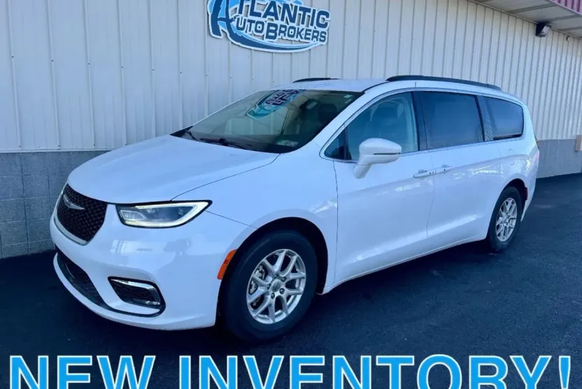 2022 Chrysler Pacifica Touring L photo 1