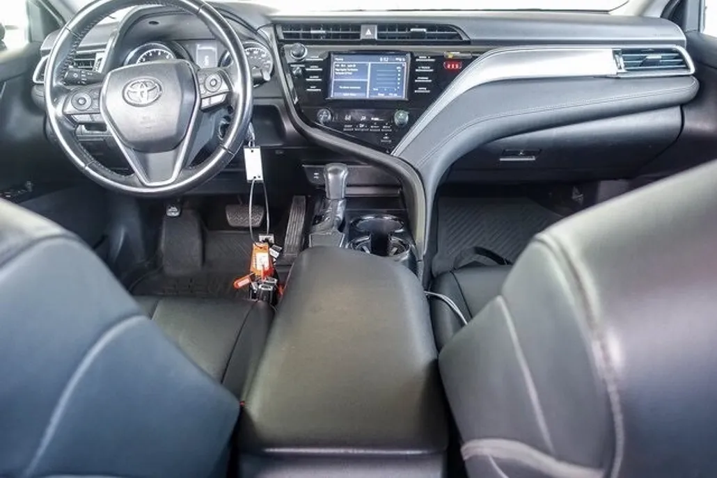 2019 Toyota Camry SE photo 1