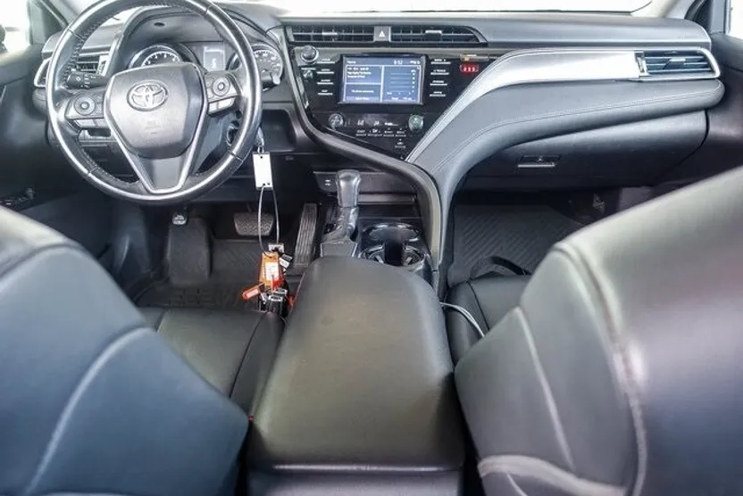 2019 Toyota Camry SE photo 1
