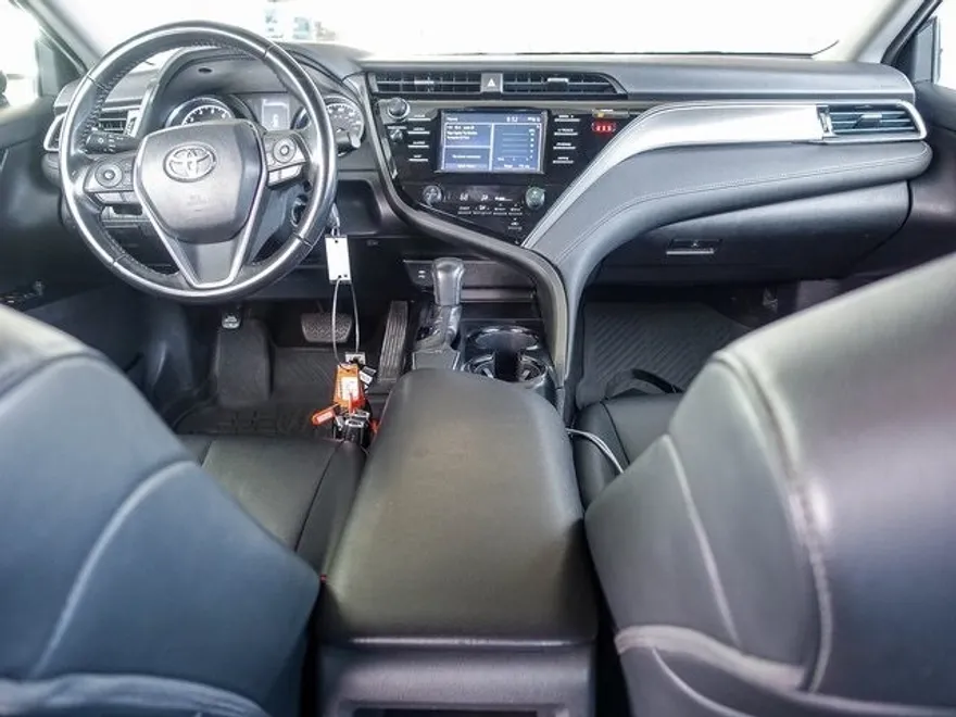 2019 Toyota Camry SE photo 1