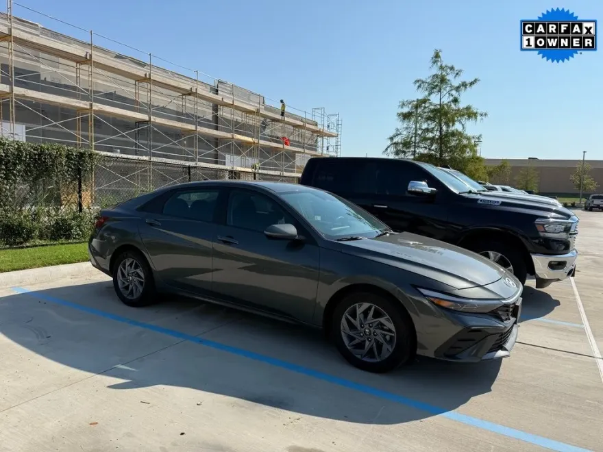 2024 Hyundai Elantra SEL photo 1