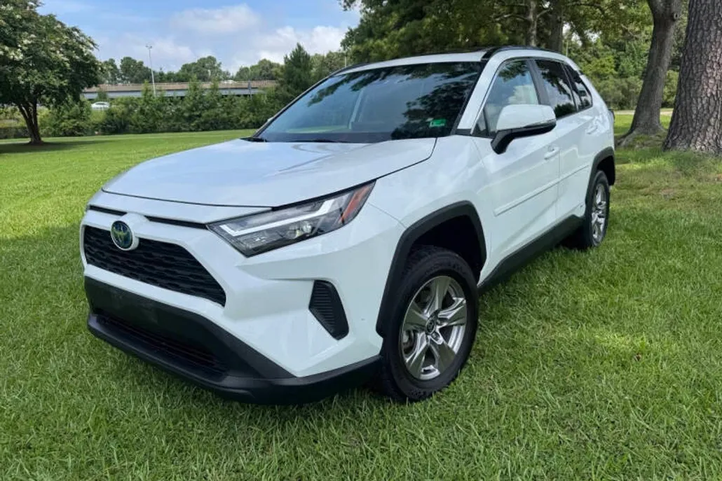2022 Toyota RAV4 Hybrid XLE photo 1
