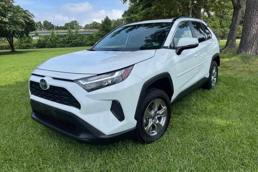 2022 Toyota RAV4 Hybrid XLE photo 1