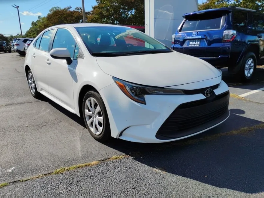 2024 Toyota Corolla LE photo 1