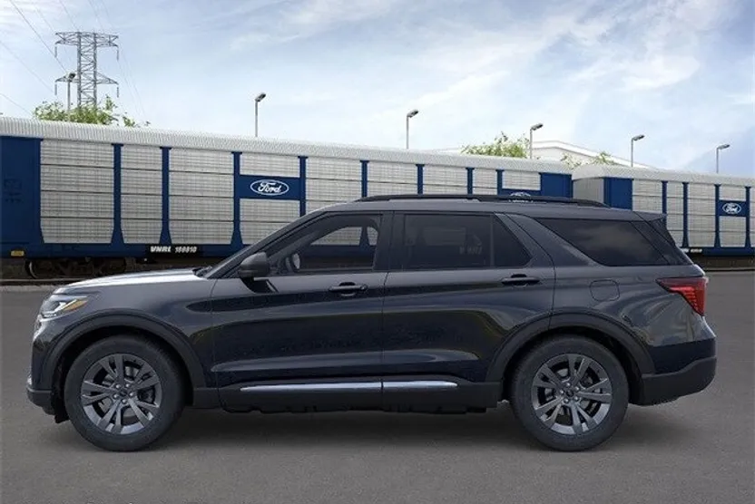 2025 Ford Explorer photo 1