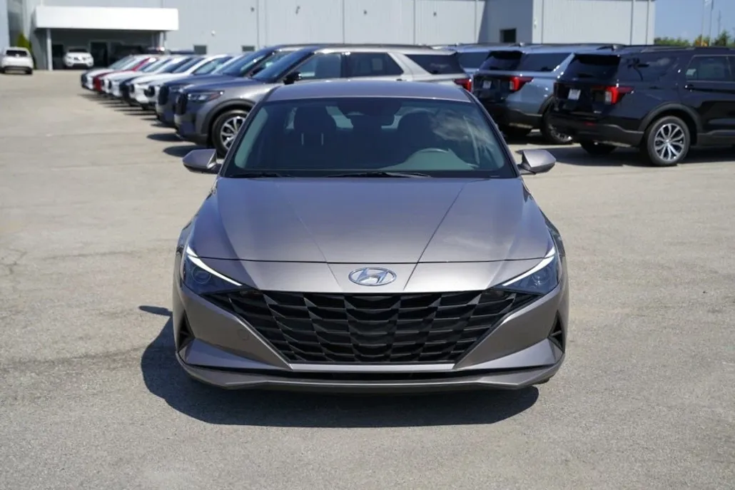 2023 Hyundai Elantra SEL photo 1