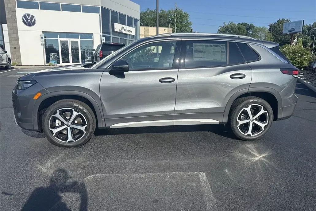 2025 Volkswagen Tiguan SE photo 1