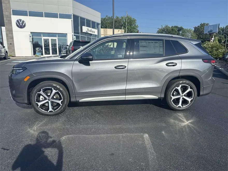 2025 Volkswagen Tiguan SE photo 1