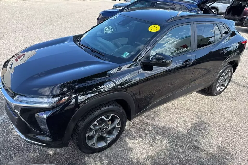 2024 Chevrolet Trax LT photo 1