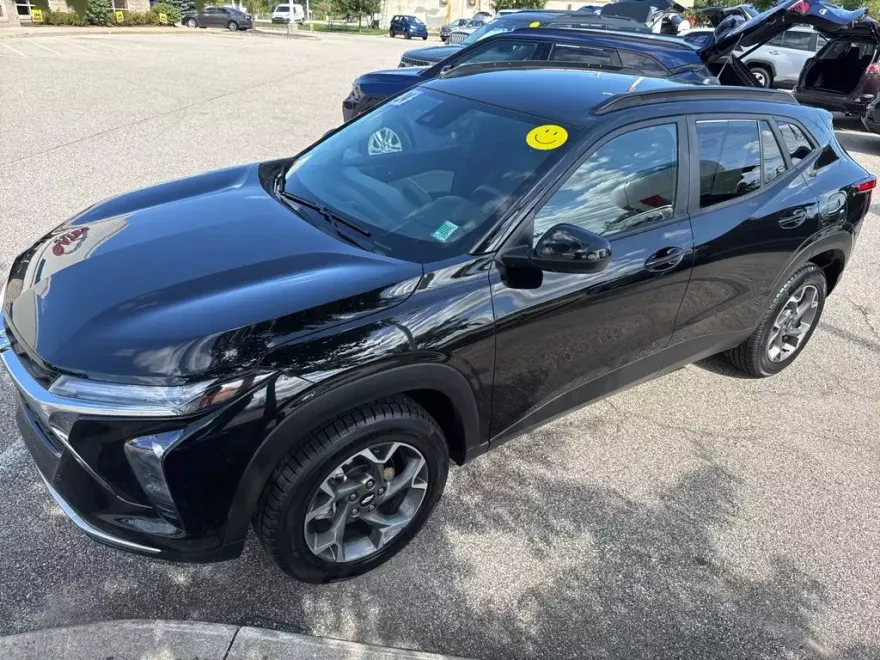 2024 Chevrolet Trax LT photo 1