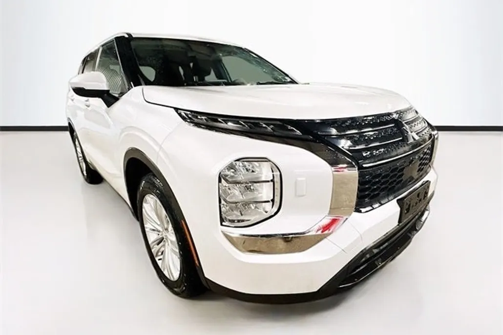 2022 Mitsubishi Outlander ES photo 1