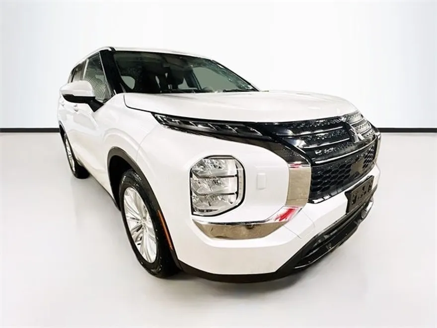 2022 Mitsubishi Outlander ES photo 1