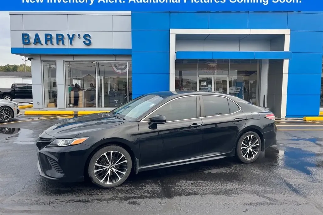 2019 Toyota Camry XLE photo 1