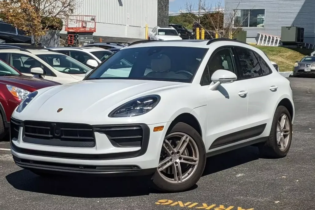 2023 Porsche Macan T photo 1
