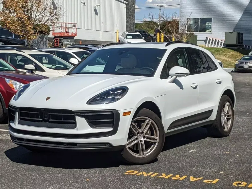 2023 Porsche Macan T photo 1