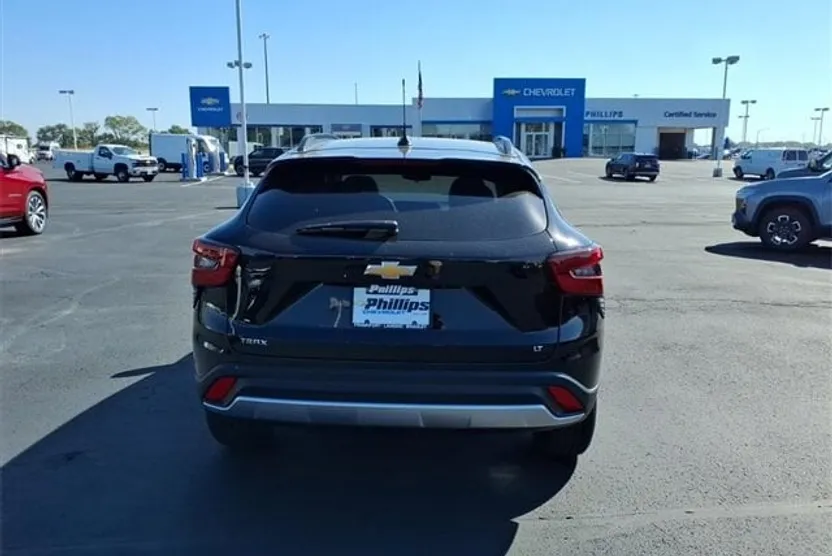 2025 Chevrolet Trax LT photo 1