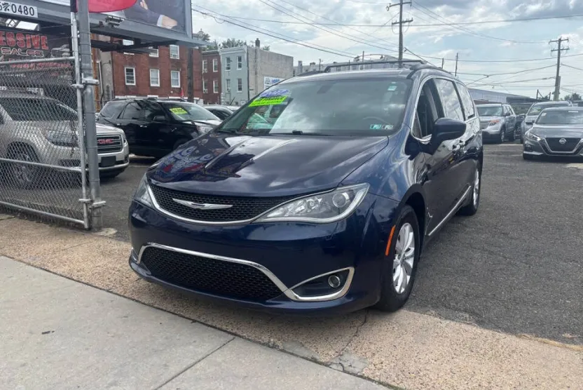 2017 Chrysler Pacifica Touring L photo 1