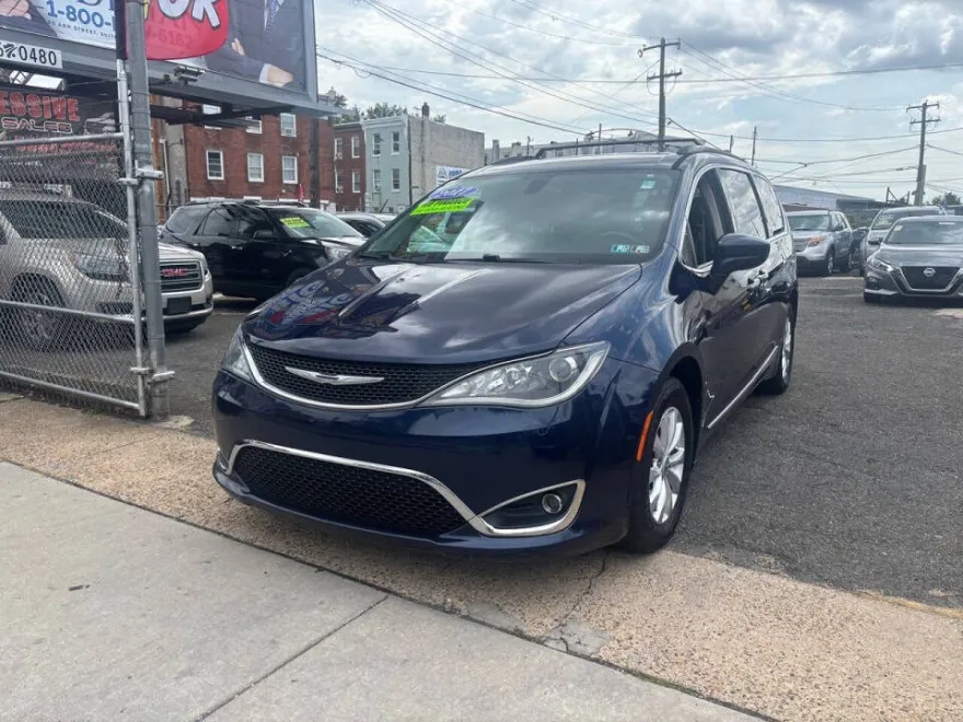 2017 Chrysler Pacifica Touring L photo 1