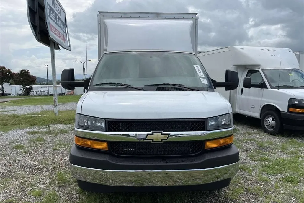 2024 Chevrolet Express Cutaway 3500 photo 1