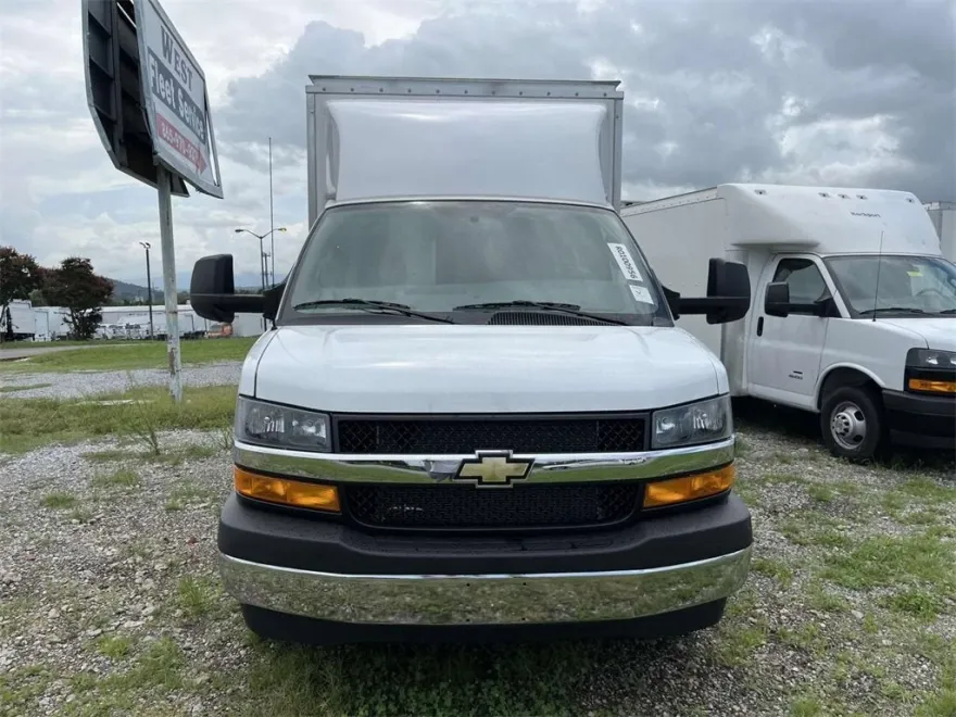 2024 Chevrolet Express Cutaway 3500 photo 1