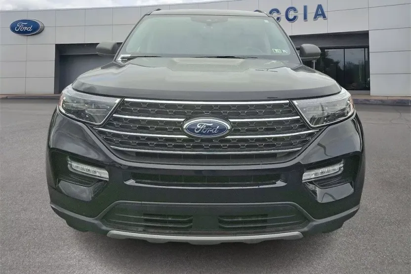 2023 Ford Explorer XLT photo 1