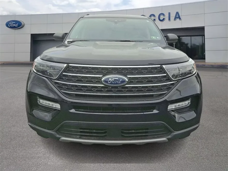 2023 Ford Explorer XLT photo 1