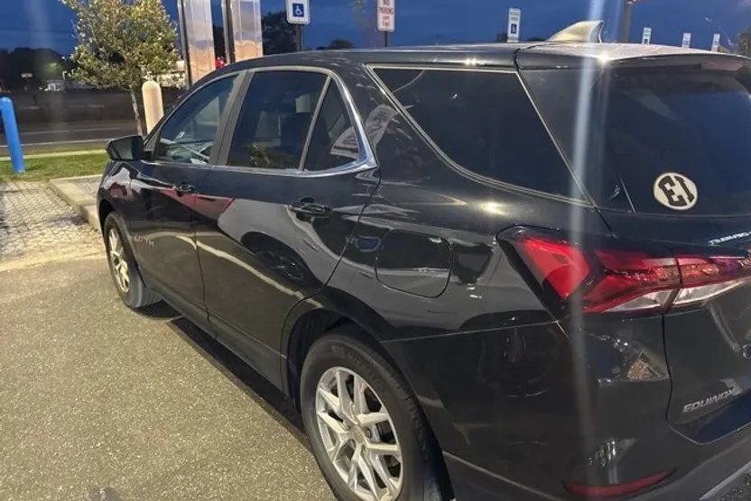 2022 Chevrolet Equinox LT photo 1