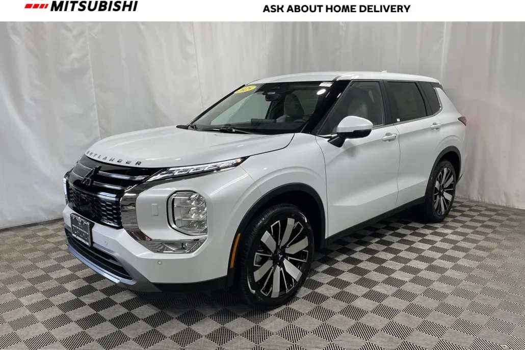 2025 Mitsubishi Outlander SE photo 1