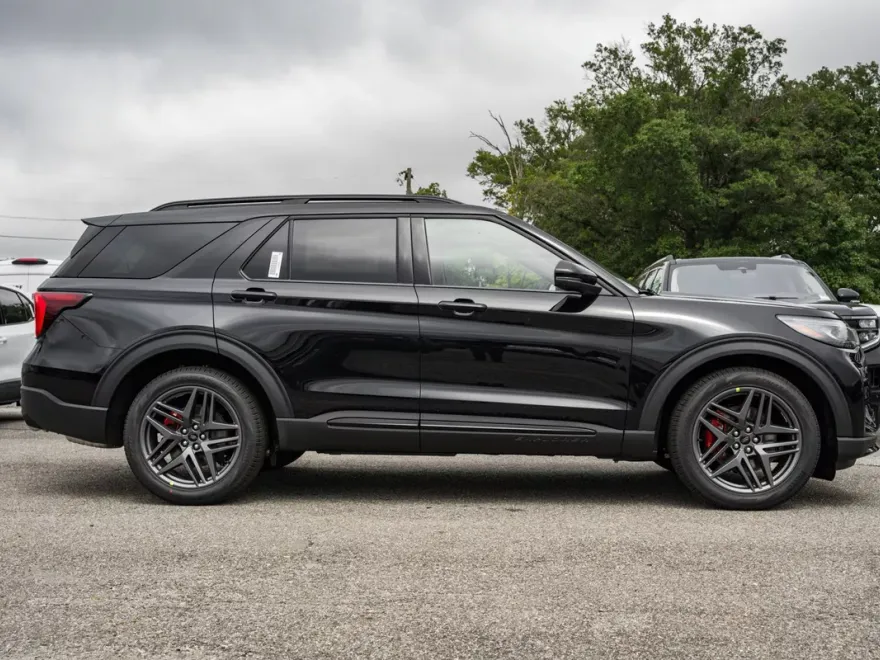 2025 Ford Explorer ST photo 1
