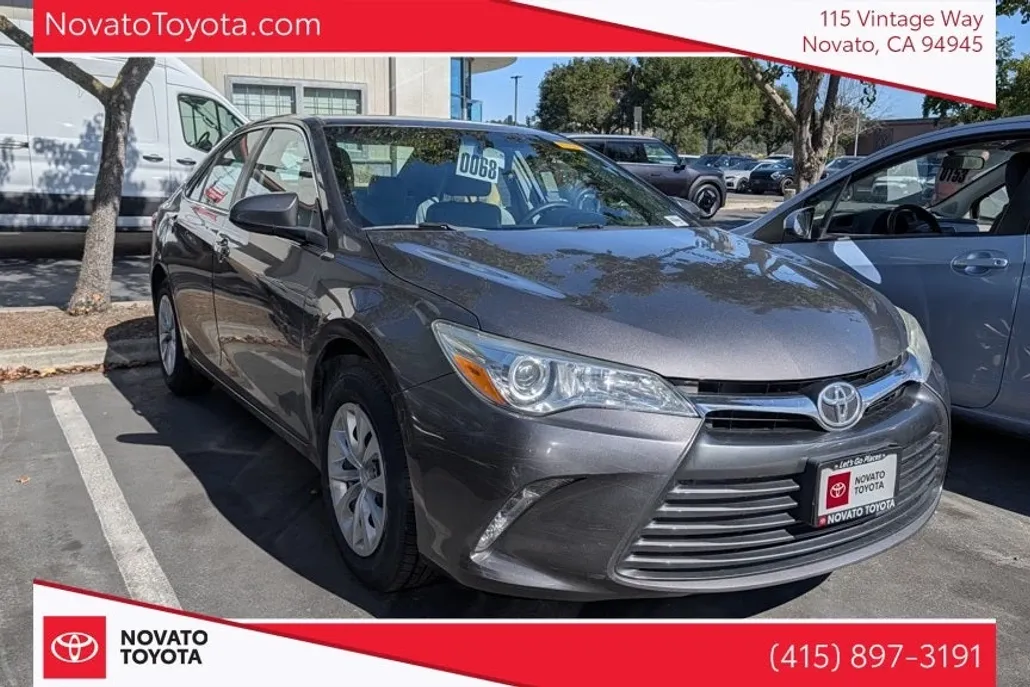 2017 Toyota Camry LE photo 1