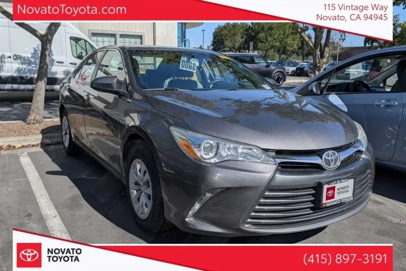 2017 Toyota Camry LE photo 1
