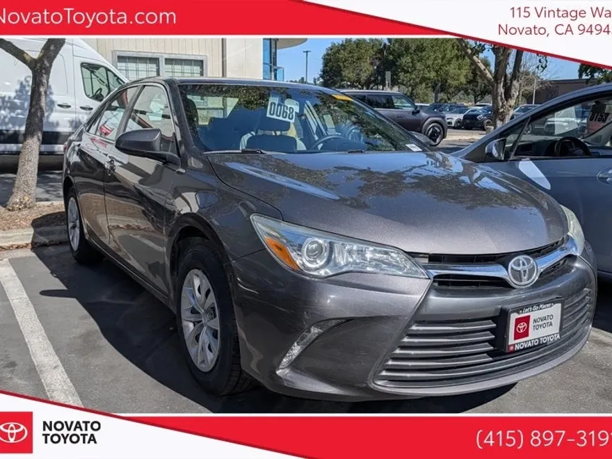 2017 Toyota Camry LE photo 1