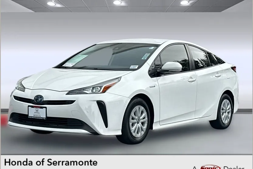 2019 Toyota Prius L photo 1