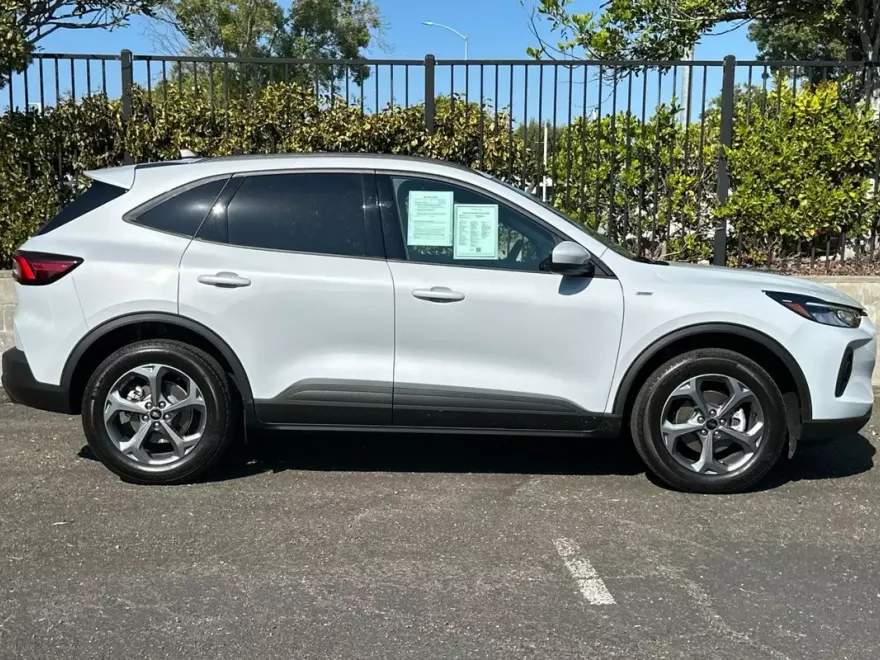 2025 Ford Escape ST-Line Select photo 1