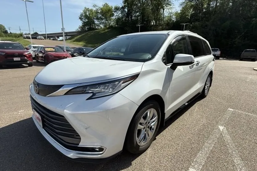 2022 Toyota Sienna Limited photo 1