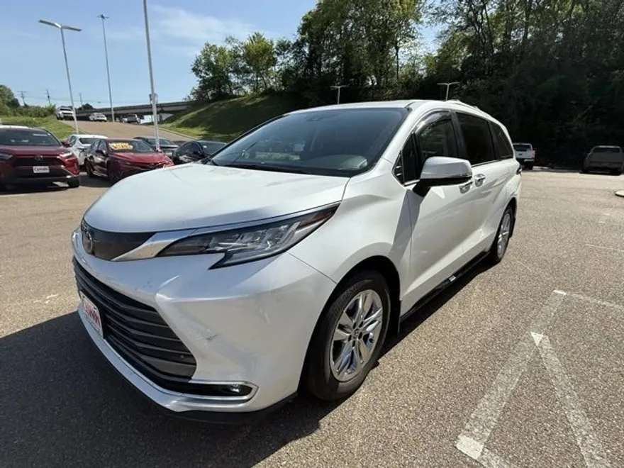 2022 Toyota Sienna Limited photo 1